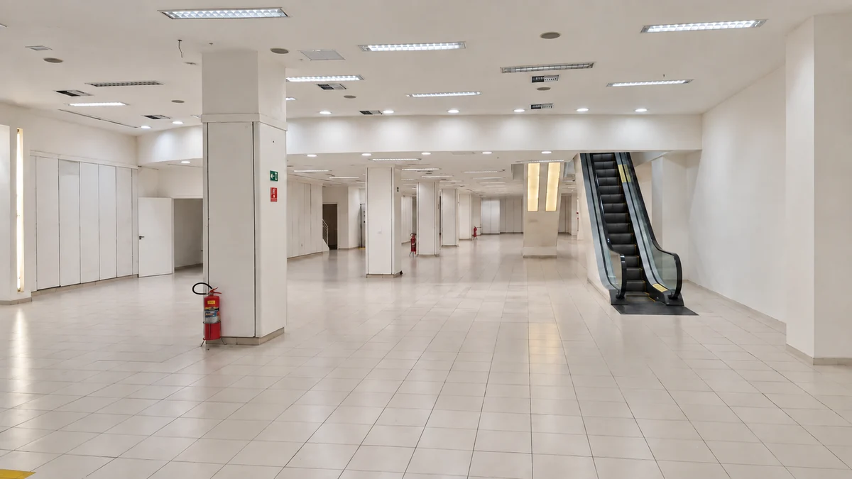 Salão amplo com escadas rolantes